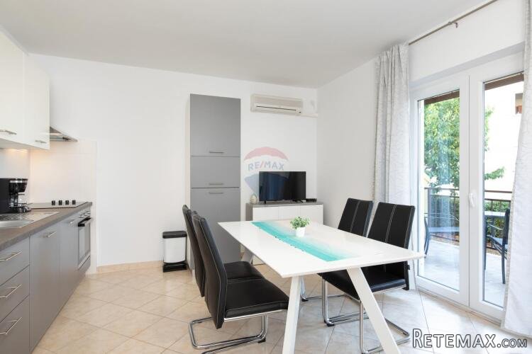 OTOK KRK,NJIVICE kuća sa pet apartmana i bazenom - 10