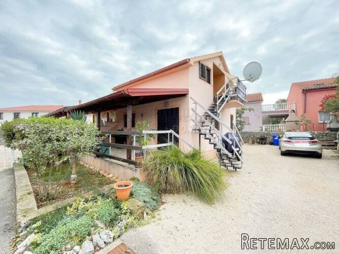 Kuća s 3 apartmana, prilika! Otok Krk!