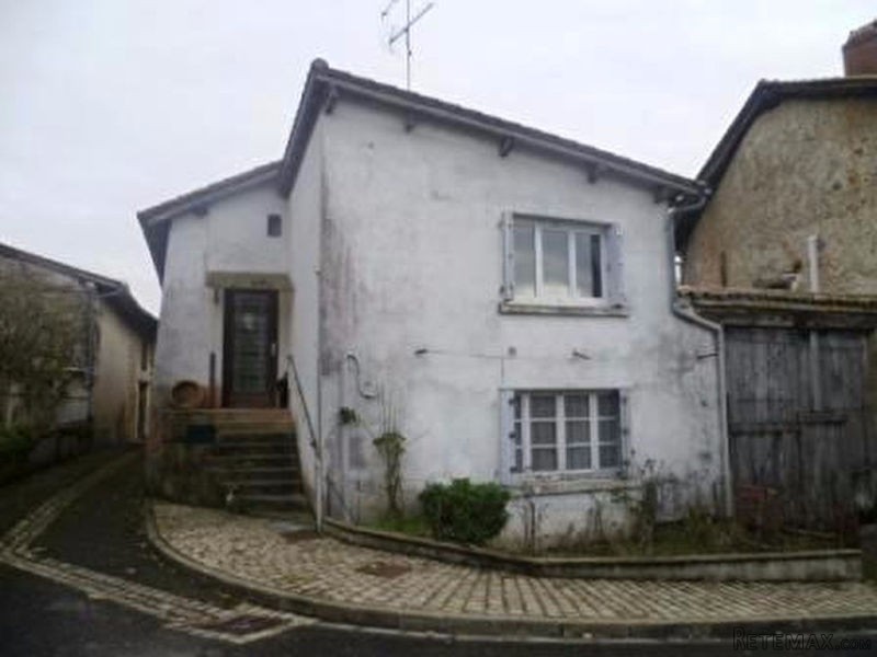 EC0699al Spacious Village House to..
