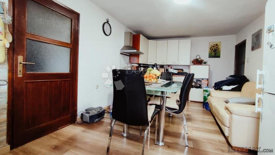 Kuća sa građevinskim zemljištem - 2