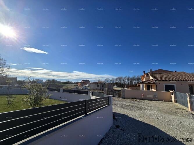 Prodaja građevinske parcele sa ishodovanom, pravomoćnom g.. - 2