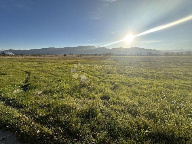 SINAC PRODAJE SE GRAĐEVINSKO ZEMLJIŠTE 11000 m2 - 2