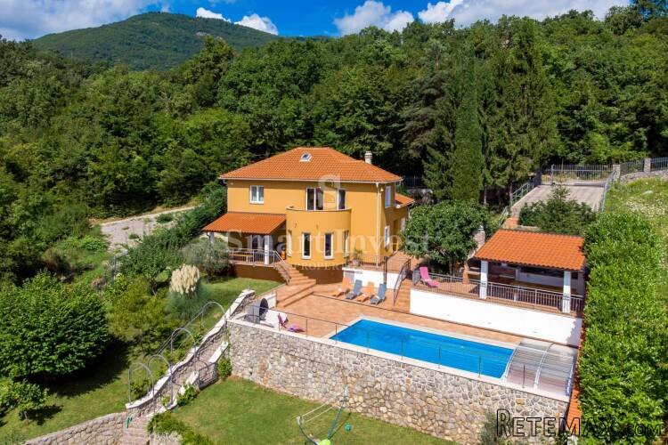VEPRINAC, prodaje izuzetna kuća sa bazenom i teniskim..