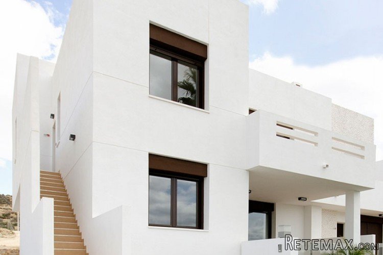 Los bungalow están ubicados en una urbanización, situada e.. - 3