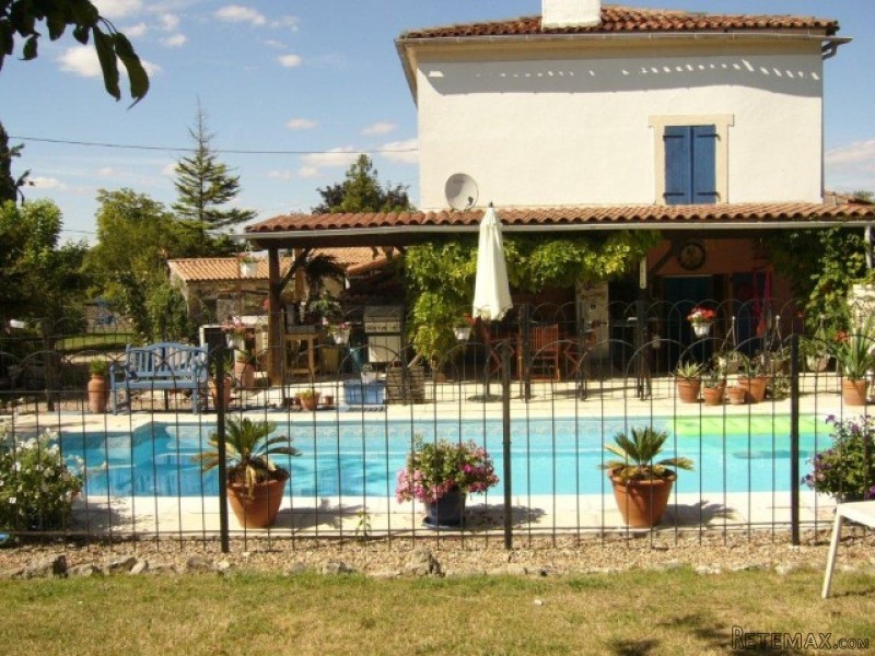 3 Bedroom House With 1 Bedroom Gite..