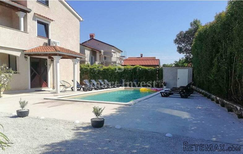 POREČ, postrana kuća sa 3 apartmana i bazenom, 4 km od mora