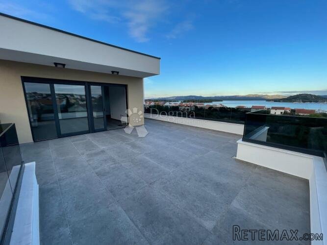 PENTHOUSE S PANORAMSKIM POGLEDOM NA MORE – 350 m OD PLAŽE