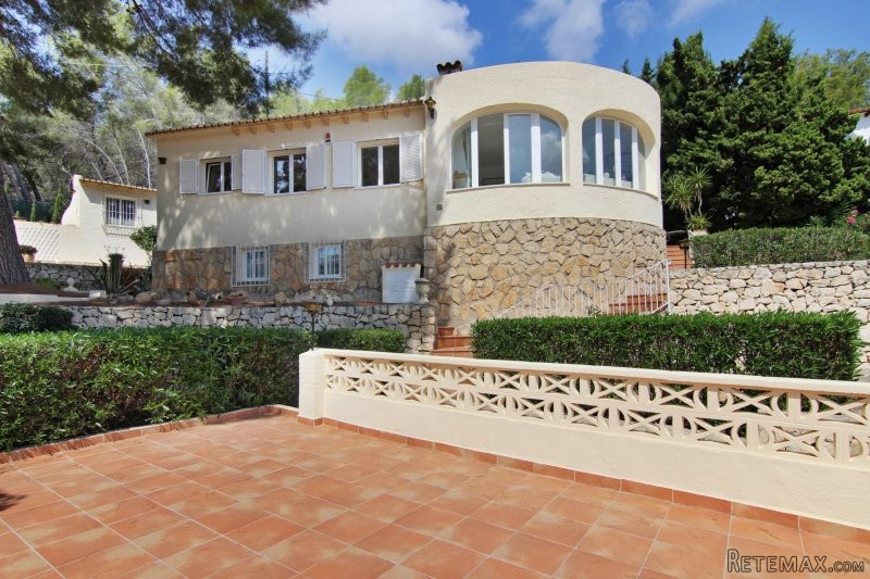 Superb 3-bedroom villa with sea views..