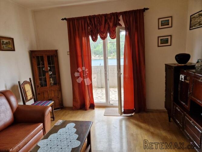 Kuća sa poslovnim prostorom- prvi red uz more - 2