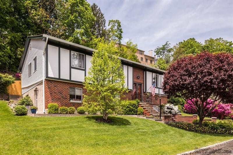 4 bedroom House For Sale: 83 AKA 81..
