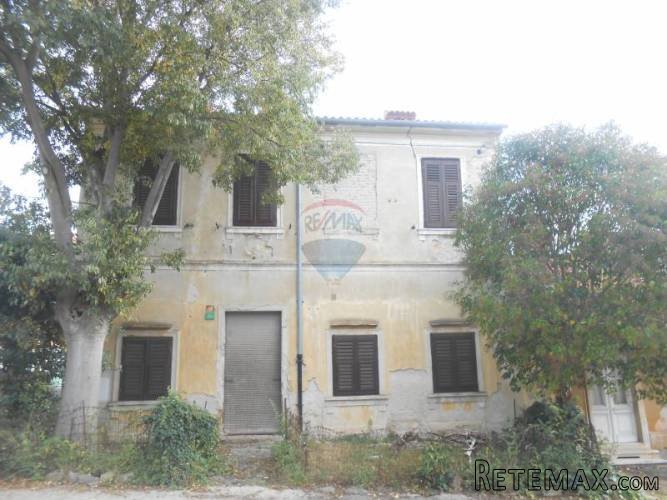 Istra, predgrađe Pule, Veli Vrh, 2 kuće u nizu, pomoćni...