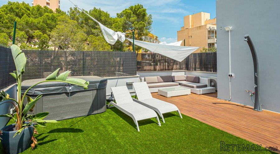 This is a beautiful renovated 3-bedroom penthouse apartment.. - 2