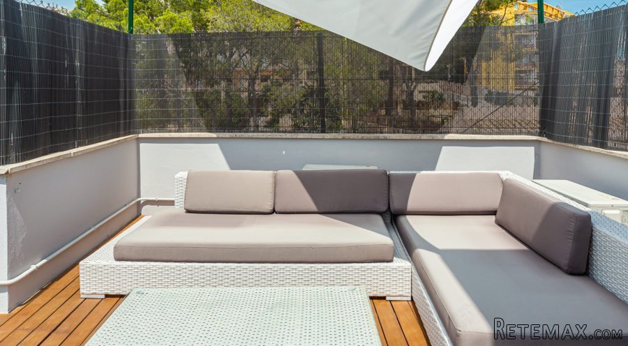 This is a beautiful renovated 3-bedroom penthouse apartment.. - 3