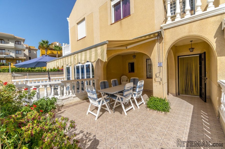 Mediterranean style townhouse located in Punta Prima. The.. - 2