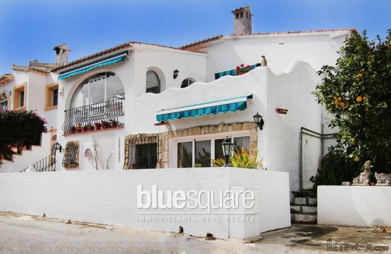 Quaint detached villa with communal..