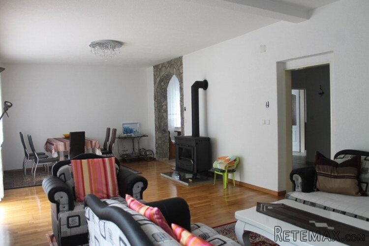 Posjed sa modernom kućom uz rijeku Unu - 12