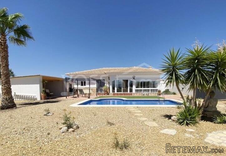 EXCLUSIVE TO VOSS HOMES A beautifully presented, recently..