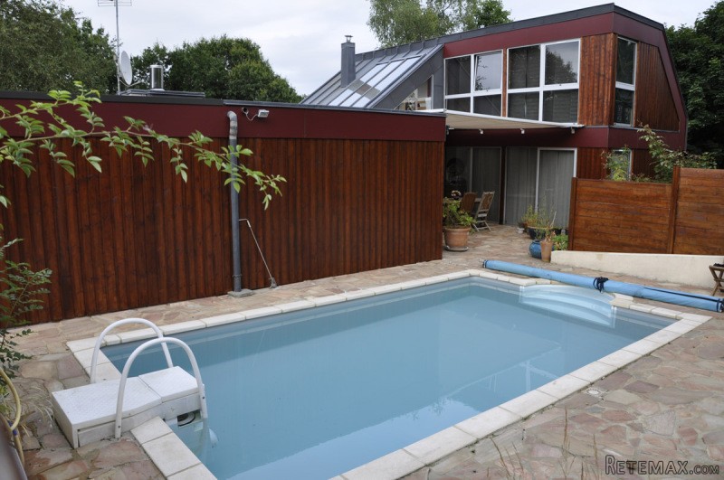 Detached House with Swimming Pool
