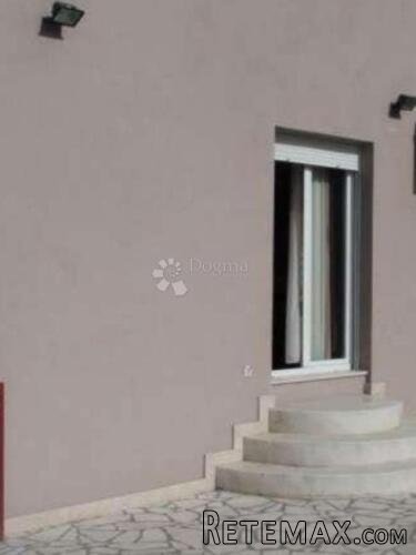 Stan sa garažom na 1.katu kuće, Brda - 2
