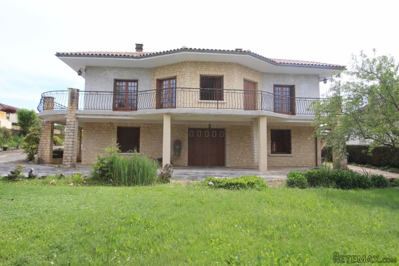 Stunning Villa in Nice Grounds