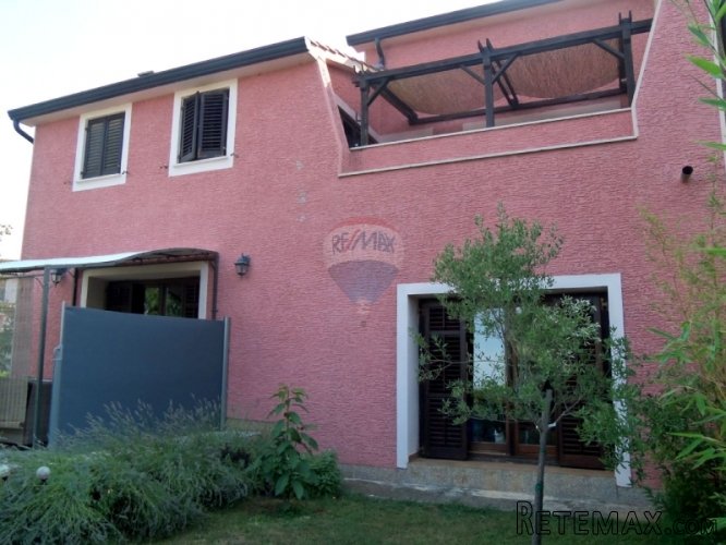 Kuća na tri etaže sa 420 m2 okućnice - 2
