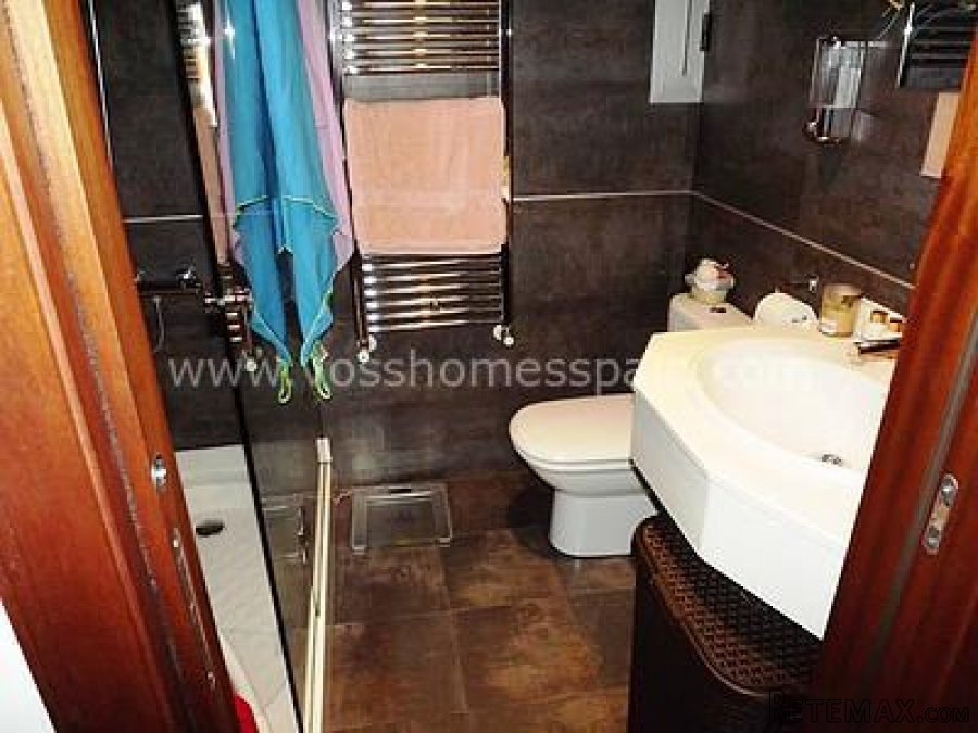 Modern, perfect condition, first floor with lift, town.. - 9