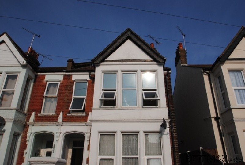 CLAREMONT ROAD WESTCLIFF ON SEA SS0 7DZ
