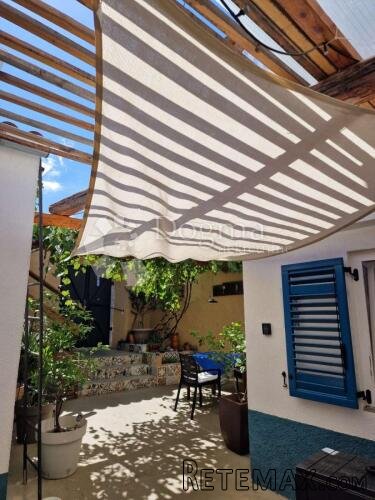 KOSTRENA KUĆA SA 3 APARTMANA - 2