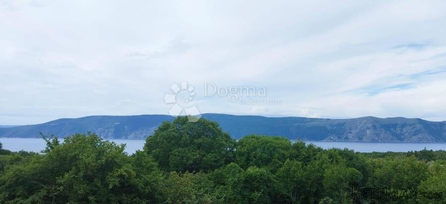 GRAD KRK-OKOLICA-GRAĐEVINSKI TEREN S POGLEDOM NA MORE