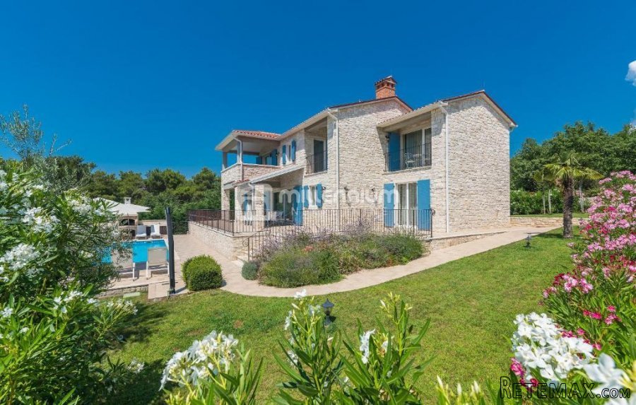 Istra, Višnjan, 350m2, samostojeća vila s bazenom