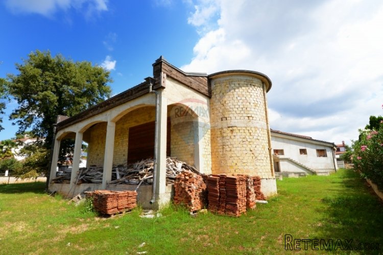 POREČ, interesantna kuća od 956,20 na okućnici od 2047 m2 - 4