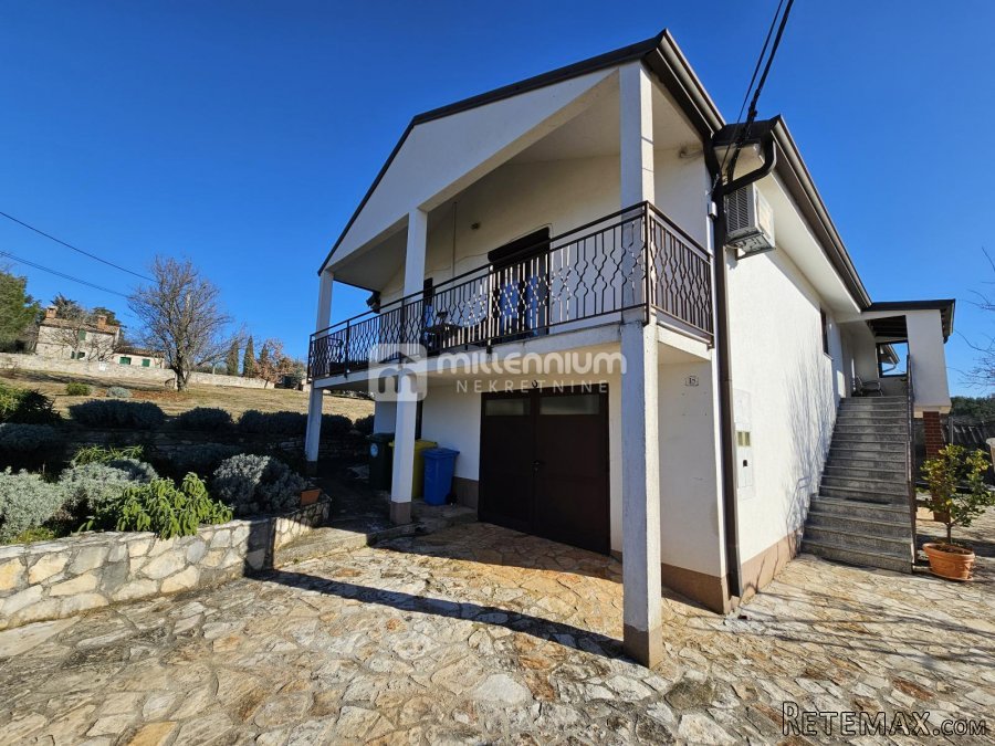 Istra, Buje, imanje sa samostojećom kućom, okućnicom i ma..