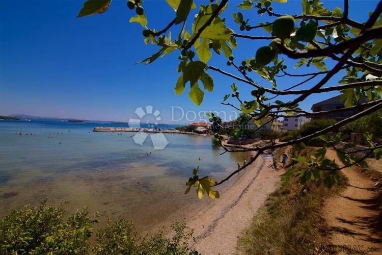 KRAJ OTOK PAŠMAN – GRAĐEVINSKO ZEMLJIŠTE 2037 M2 - 2