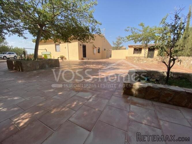 A Lovely & spacious 192m2, recently renovated, 4 bed, 2..