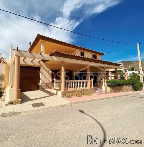 AMAZING NEW LISTING TO VOSS HOMES - Quality built large 4..