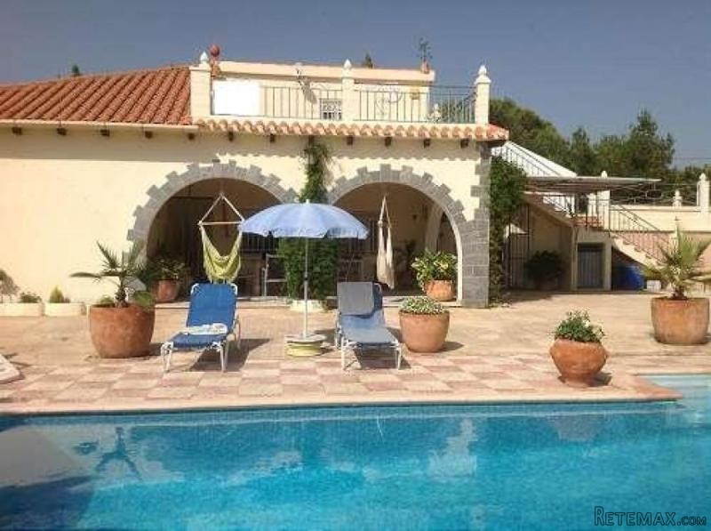 Beautiful Villa with pool in Onil..