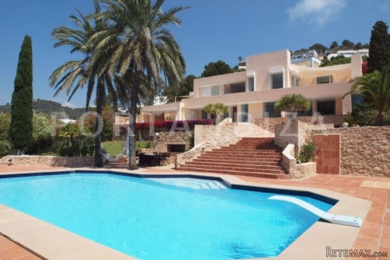 Unique property with fantastic sea..