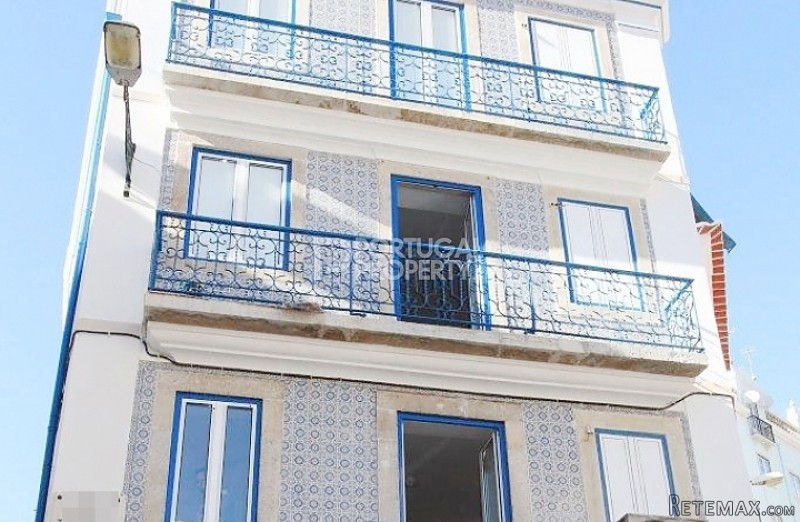 Building nearby Miradouro da Graca..