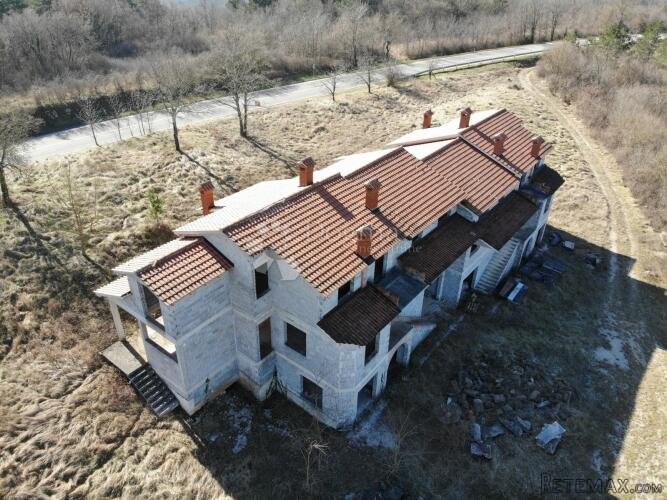 Pazin, prostrana kuća u roh-bau fazi sa ogromnom okućnicom - 2