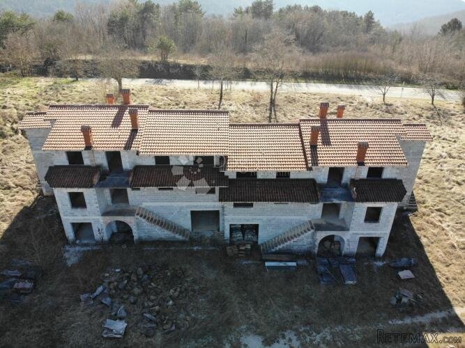 Pazin, prostrana kuća u roh-bau fazi sa ogromnom okućnicom - 3