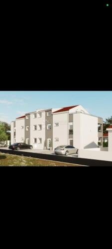Stan u prizemlju novogradnje 92m2, sa dvorištem 95m2, NA OT - 3