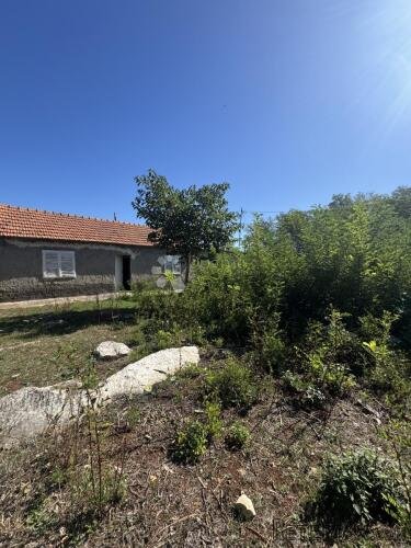 Samostojeća prizemnica + pomoćna građevina + velika okućnica