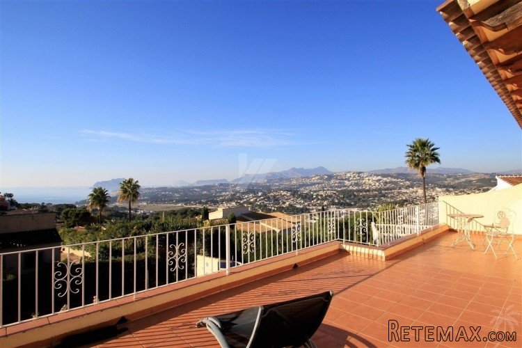 This imposing villa is distributed over two levels plus.. - 2