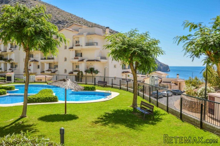 This two-bedroom apartment with lovely sea views and a.. - 2