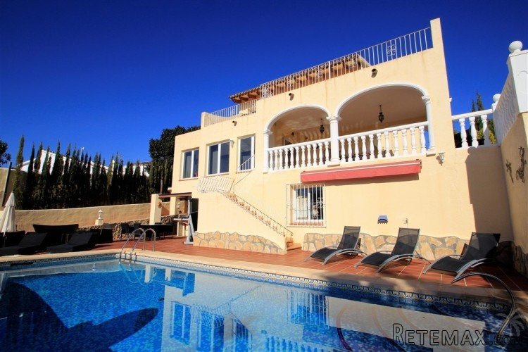 This imposing villa is distributed over two levels plus.. - 3