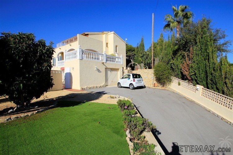 This imposing villa is distributed over two levels plus.. - 4
