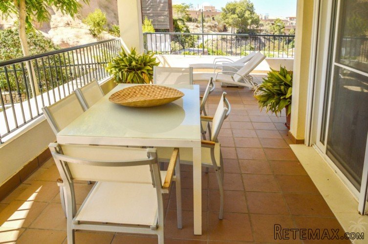 This two-bedroom apartment with lovely sea views and a.. - 4