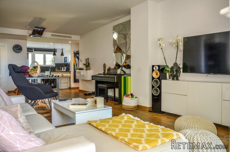 This two-bedroom apartment with lovely sea views and a.. - 5