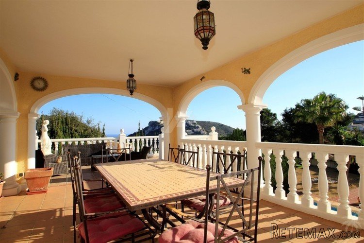This imposing villa is distributed over two levels plus.. - 6