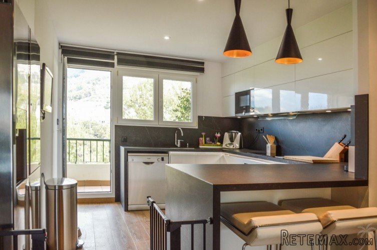 This two-bedroom apartment with lovely sea views and a.. - 6